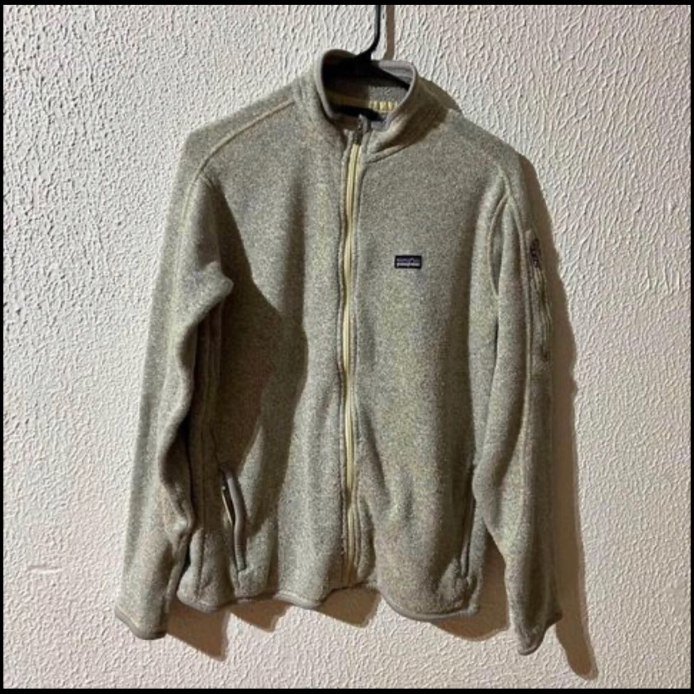 Women’s Patagonia full zip fleece.